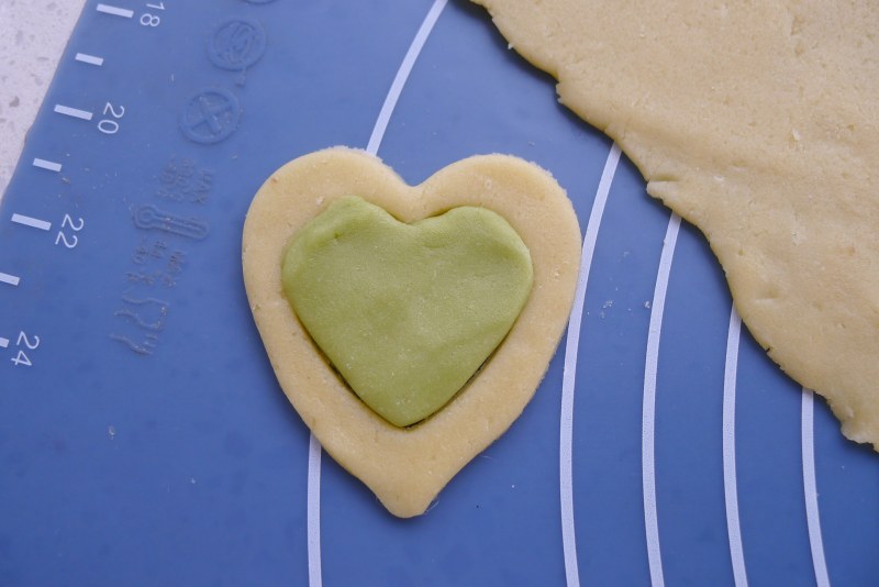 Steps for Making Three-color Double Heart Cookies