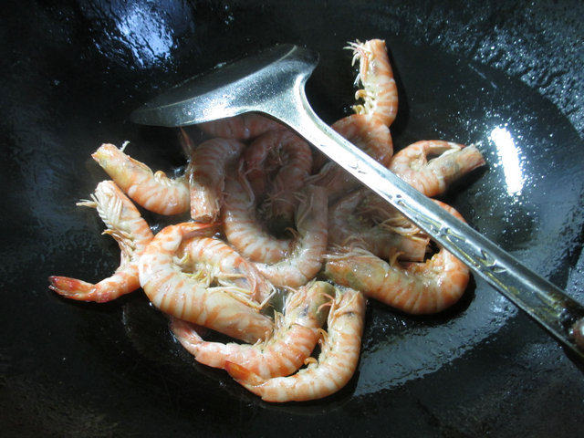 Steps for Making Stir-Fried Potatoes with Shrimp