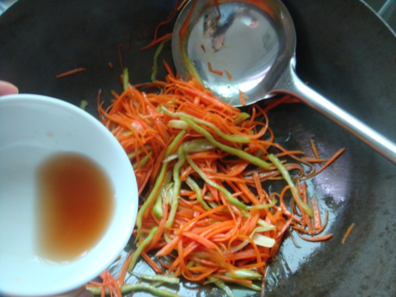 Step-by-Step Cooking Instructions for Stir-Fried Carrot Strips