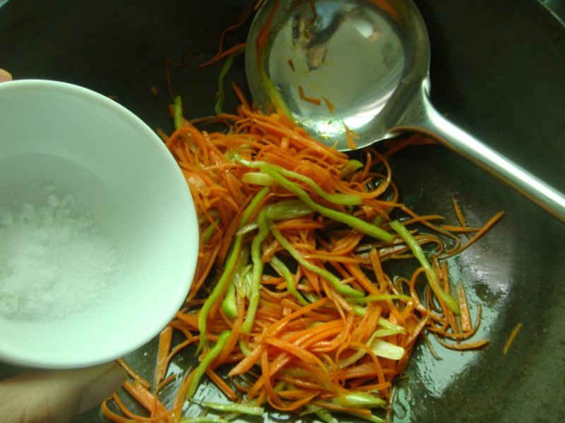 Step-by-Step Cooking Instructions for Stir-Fried Carrot Strips